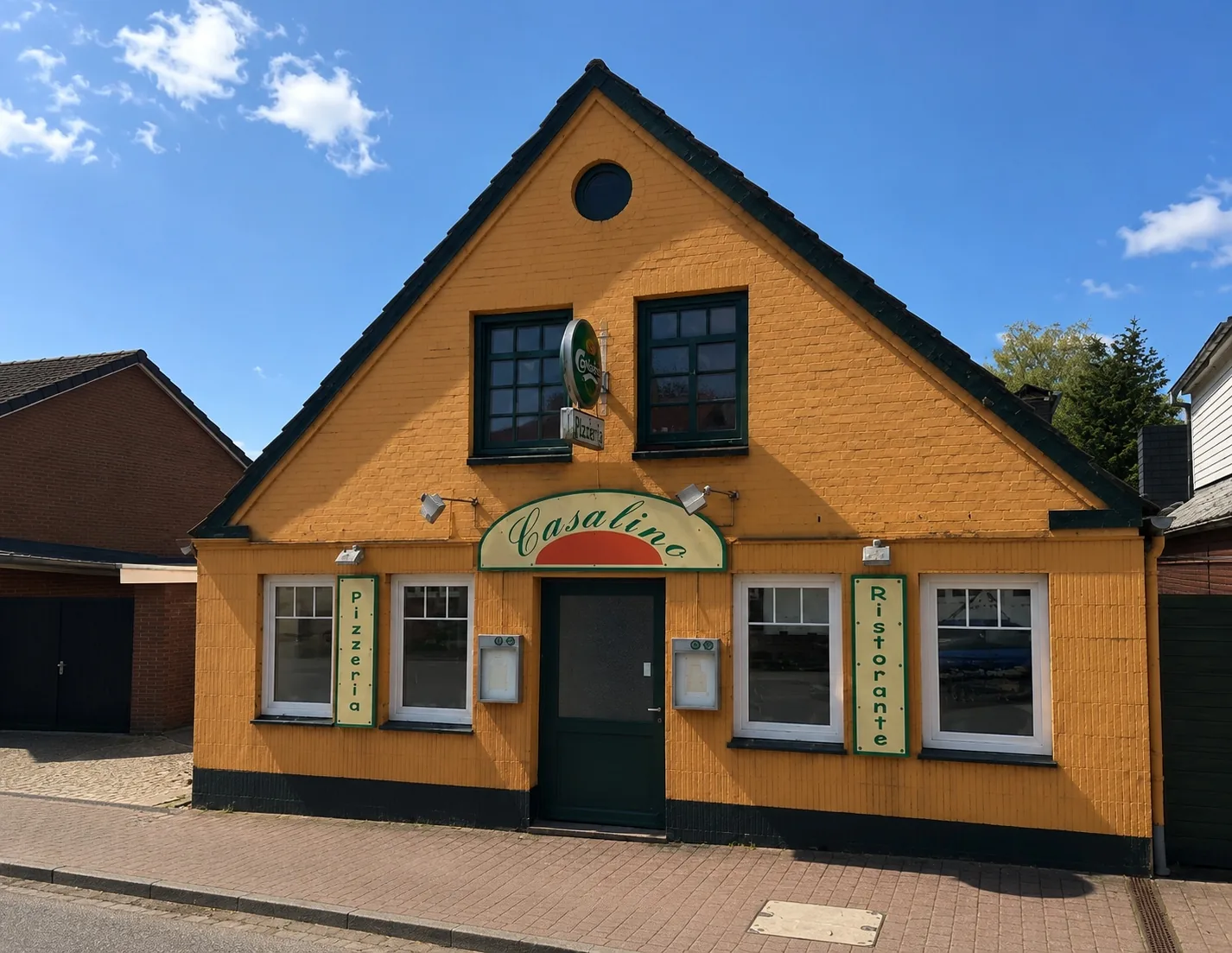 Gelbe Fassade der Pizzeria Casalino in Bredstedt – das ganze Gebäude