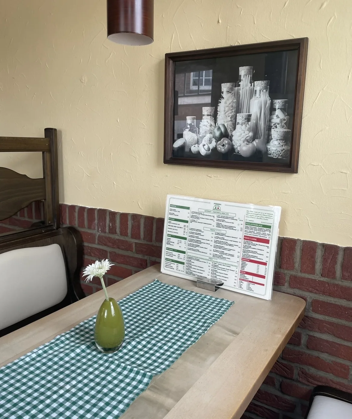 Gedeckter Tisch mit weißer Blume im Casalino